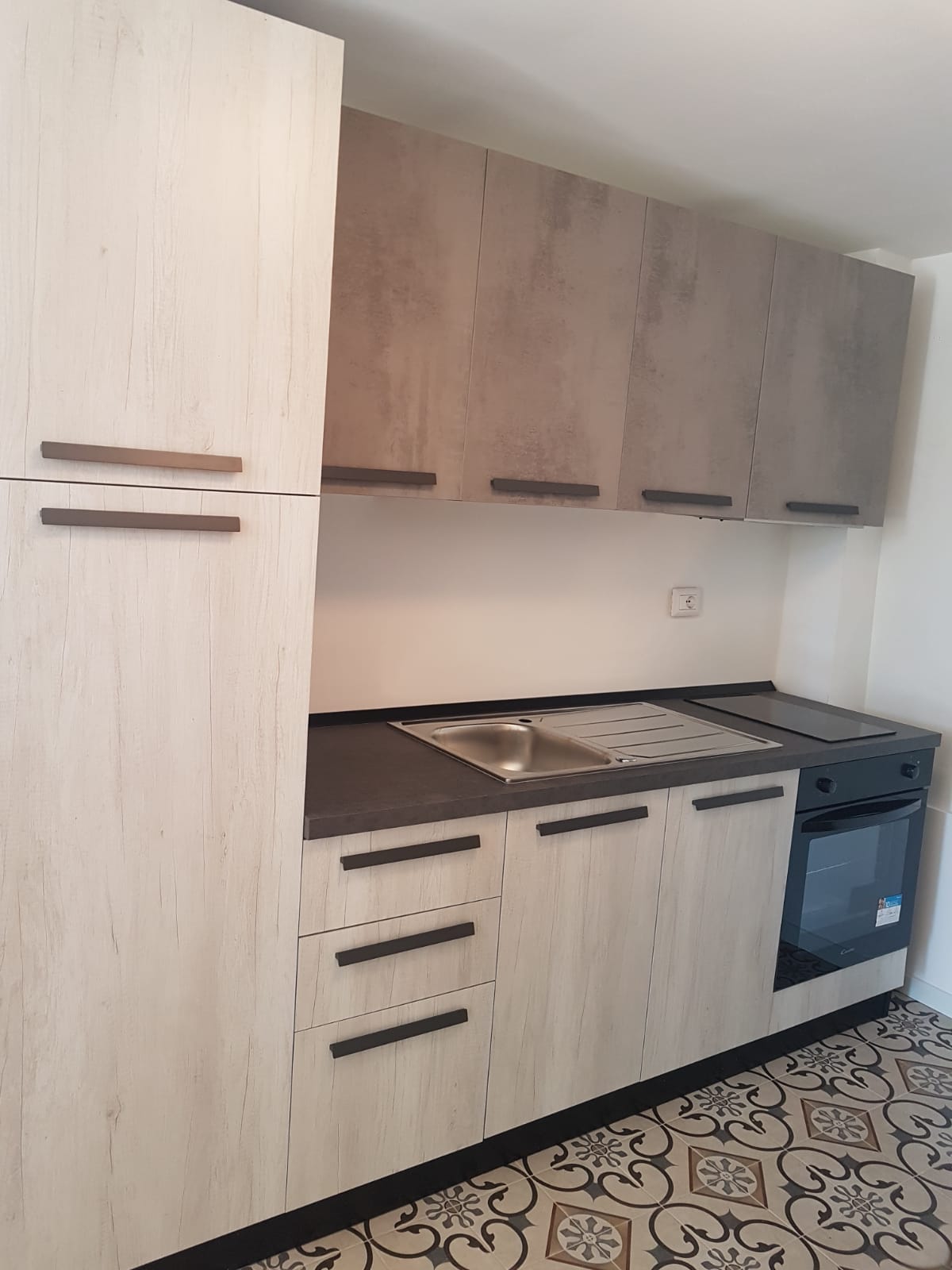 Cucina compatta con finiture in legno chiaro