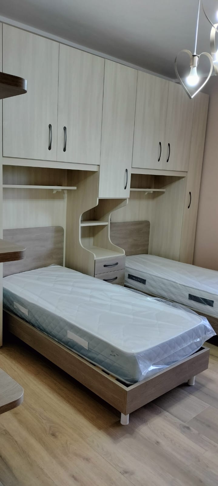 Camera con letto singolo e armadi a ponte